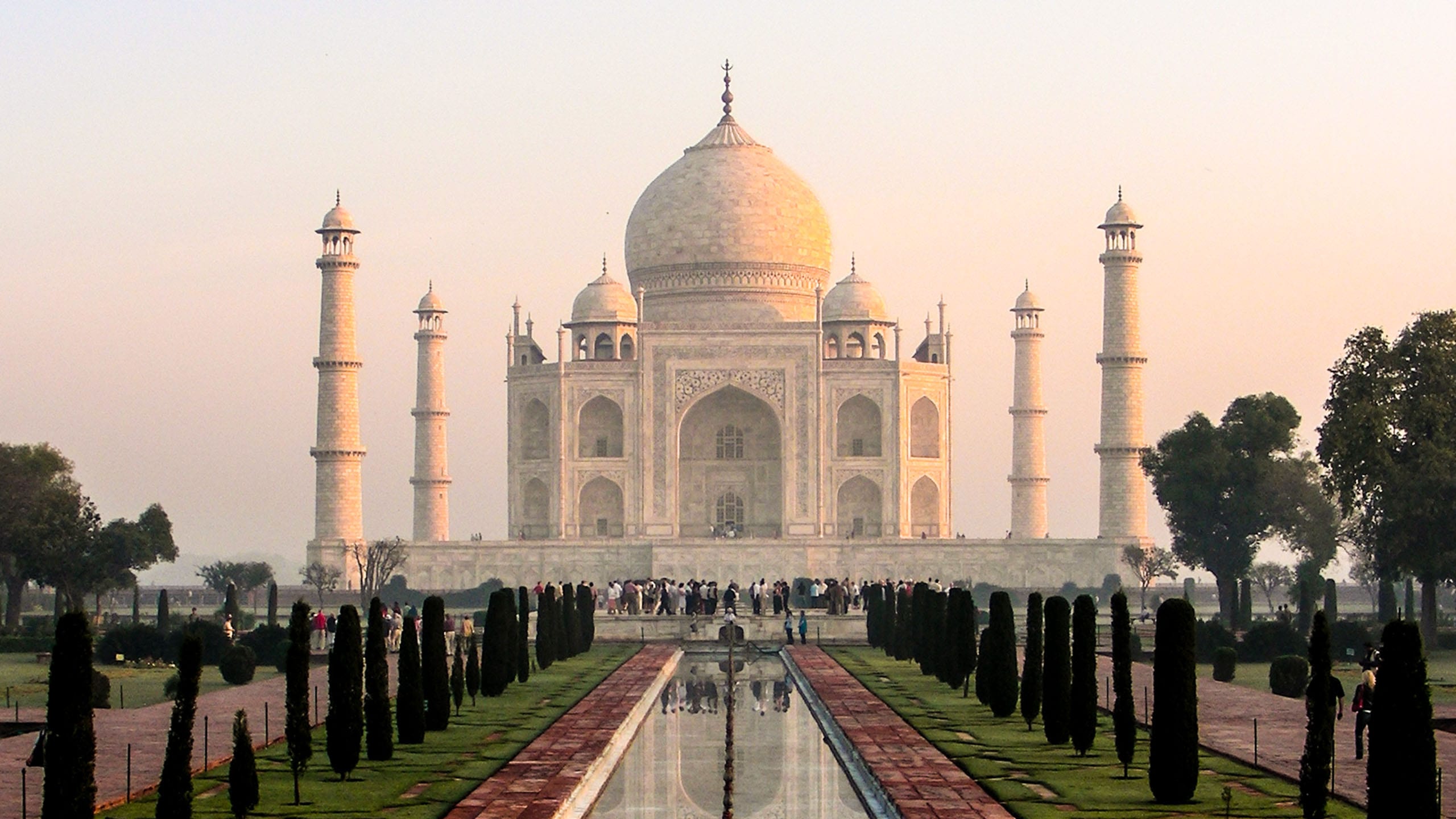 Wide view of the Taj Mahal