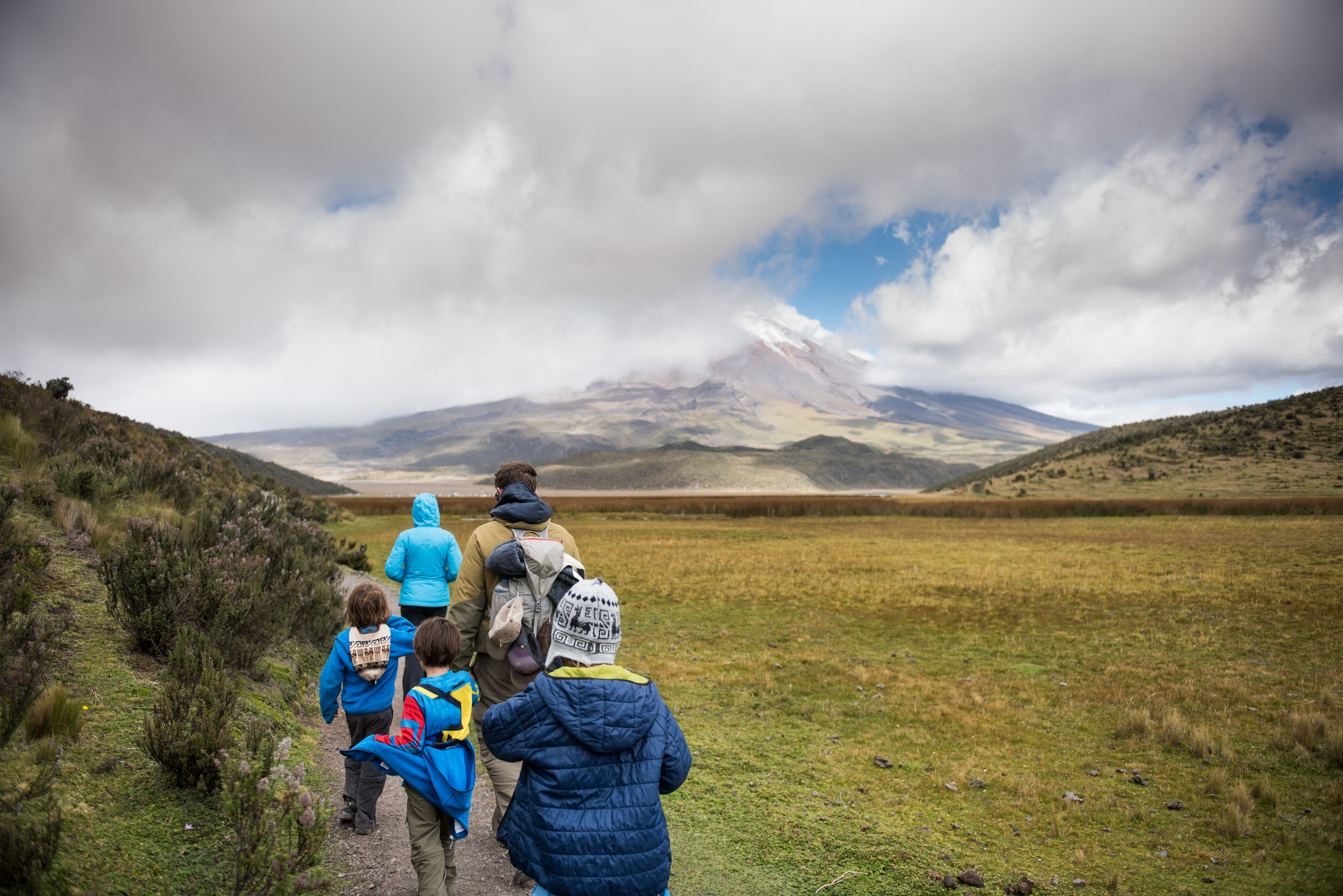 Family hiking with 3 children in Ecuador